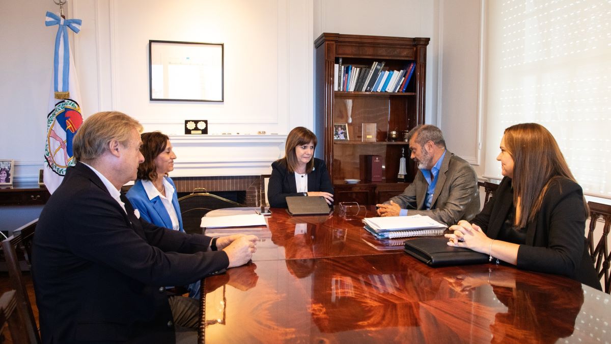 Sagas (derecha) en una reunión con Bullrich. El primero desde la izquierda es el, también cercano a Petri, Diego Arenas. Sagas (derecha) en una reunión con Bullrich. El primero desde la izquierda es el, también cercano a Petri, Diego Arenas.