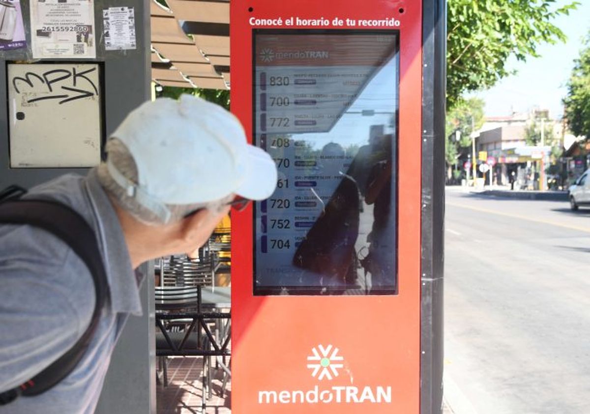 El acto para presentar los 14 nuevos paradores de información de Mendotran, tuvo lugar en los paradores ubicados en Sáenz Peña y Taboada de Luján. El acto para presentar los 14 nuevos paradores de información de Mendotran, tuvo lugar en los paradores ubicados en Sáenz Peña y Taboada de Luján.