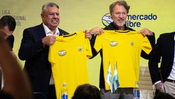 Chiqui Tapia, presidente de AFA, y Juan Martín De la Serna, CEo de Mercado Libre, en la presentación de la empresa como nuevo sponsor de la Liga Profesional.