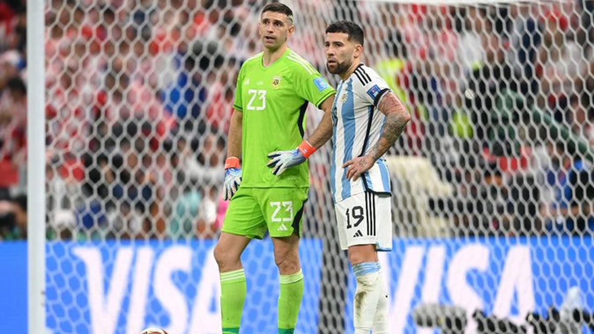 Nico Otamendi a la derecha junto al arquero Emiliano Martínez.