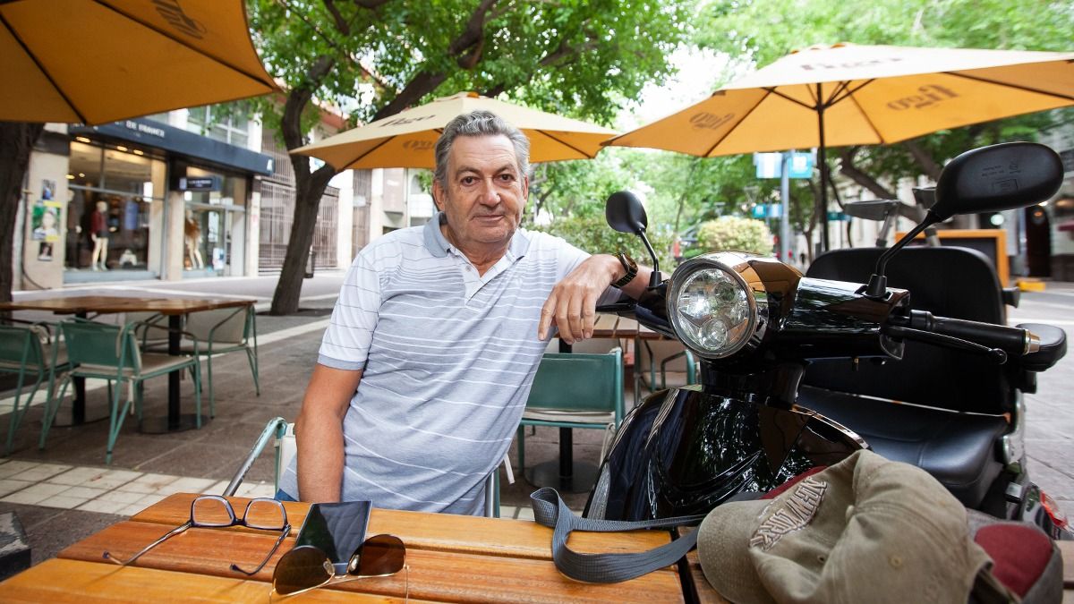 Miguel Ángel Ripa y su moto adaptada en pleno centro. Miguel Ángel Ripa y su moto adaptada en pleno centro.