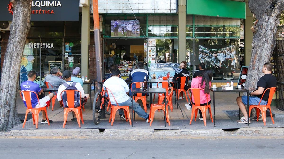 Con amigos o solos, algunos eligieron algún bar del centro para ver el primer partido de la Selección Argentina en Qatar. Quiosco de la esquina de Rivadavia y Chile, en Capital, frente a la Plaza Independencia.