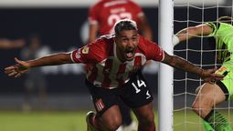 Estudiantes ganó sobre la hora y es puntero en la Zona B.