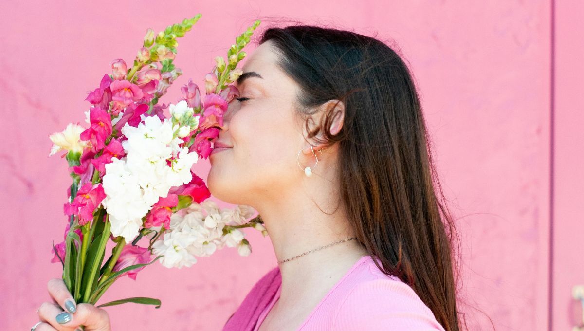 Sentir olor a jazmín sin que hayan flores cerca: qué significa