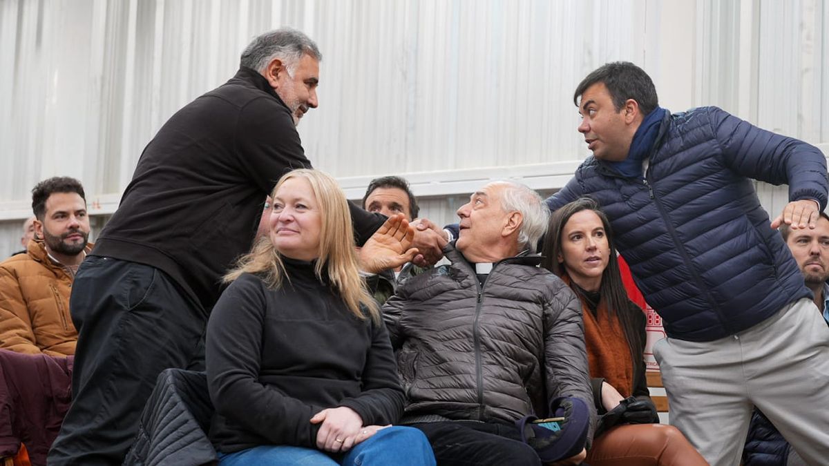 Con la idea de compartir las regalías mineras, el Gobierno propuso que los intendentes adhieran a la ley provincial. Les darían un 12% de lo que recauden. Con la idea de compartir las regalías mineras, el Gobierno propuso que los intendentes adhieran a la ley provincial. Les darían un 12% de lo que recauden.