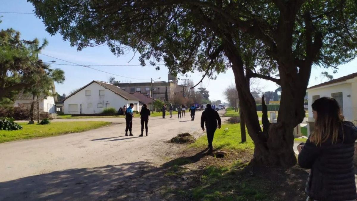 Los investigadores de la policía marplatense trabajaron en el lugar del doble homicidio donde ejecutaron a los dos hombres en un posible caso de ajuste de cuentas