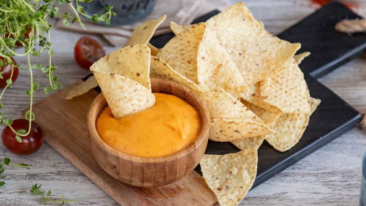 Recetas: cómo preparar la salsa de queso cheddar y panceta para untar las papas fritas y los nachos. Recetas: cómo preparar la salsa de queso cheddar y panceta para untar las papas fritas y los nachos.