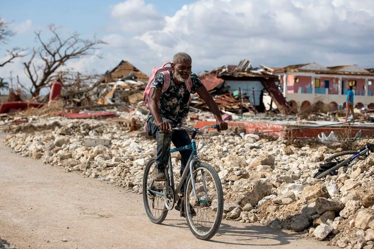 Una persona pasando por una calle destruida tras el paso del hurac&aacute;n Melissa, en Black River en Jamaica (Archivo). Cr&eacute;dito: EFE/ Orlando Barr&iacute;a.