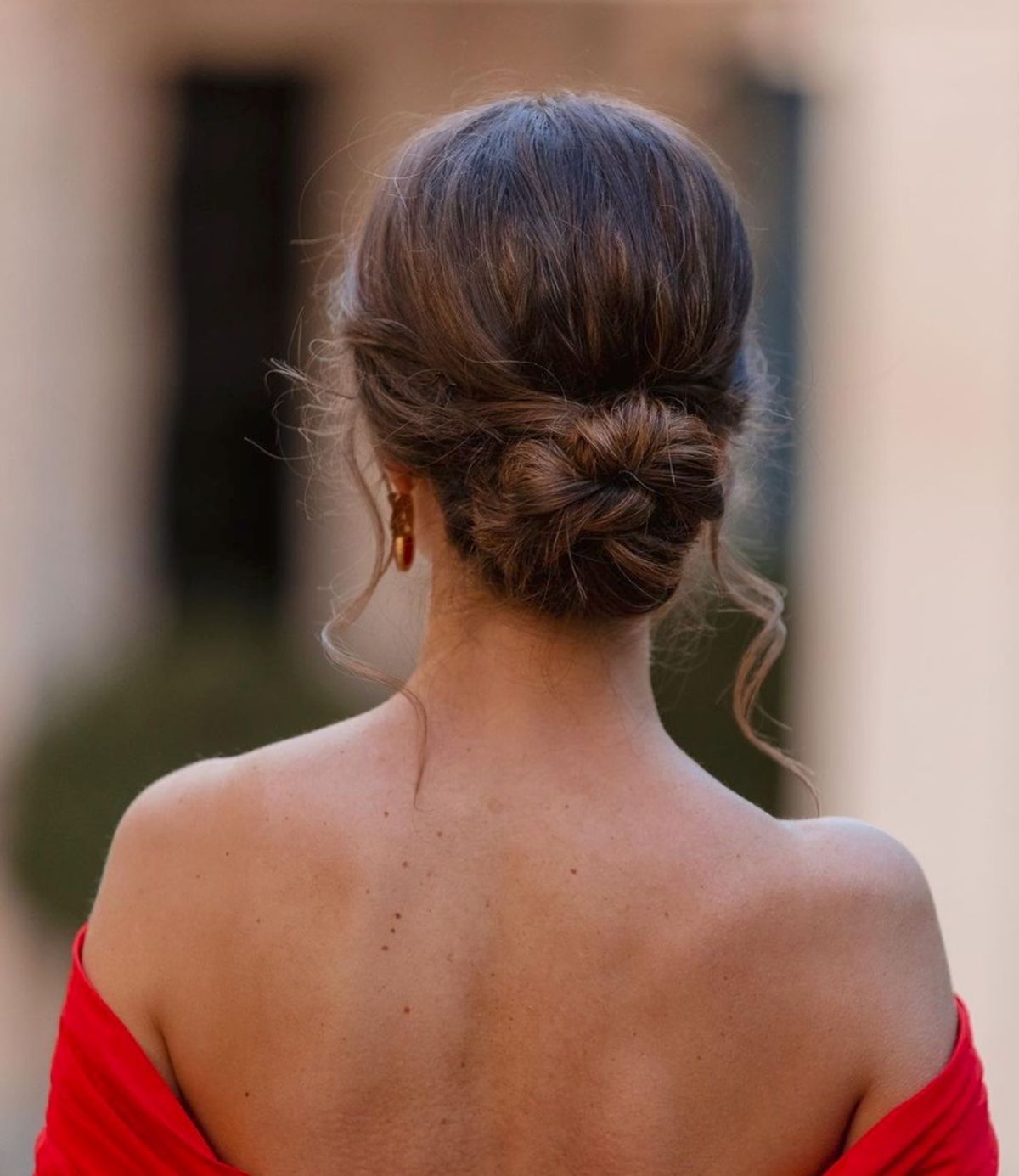 Escoge entre las diferentes opciones de peinados. Un moño bajo descontracturado puede ser la opción ideal. Escoge entre las diferentes opciones de peinados. Un moño bajo descontracturado puede ser la opción ideal.