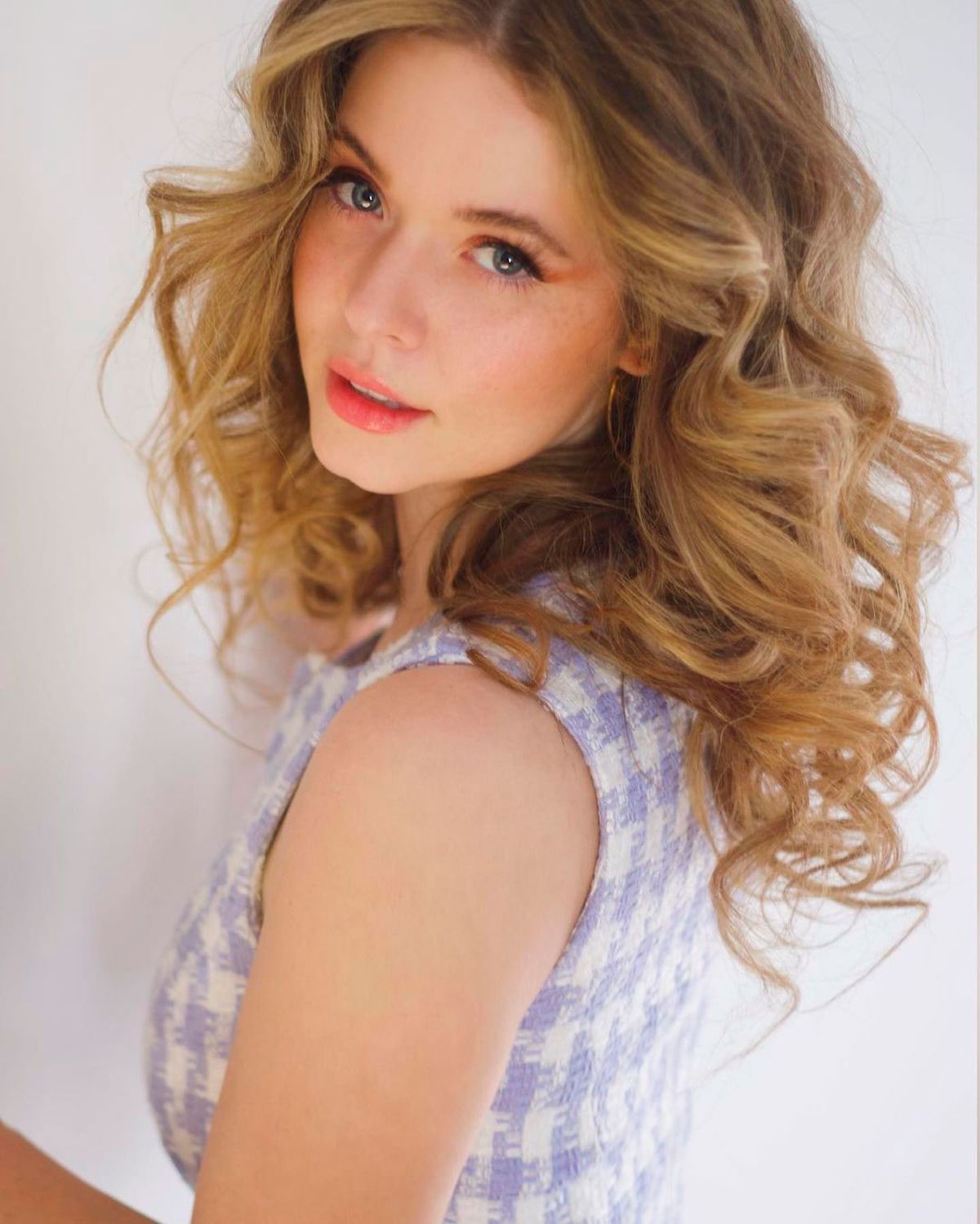 Sasha Sheaffer es una actriz, modelo, cantante y compositora sudafricana nacionalizada estadounidense. Sasha Sheaffer es una actriz, modelo, cantante y compositora sudafricana nacionalizada estadounidense.