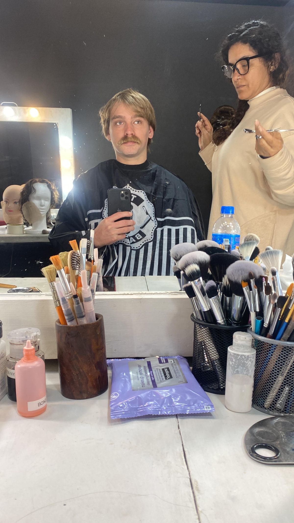 El mendocino en el set de maquillaje antes de filmar una de las escenas de la miniserie El mendocino en el set de maquillaje antes de filmar una de las escenas de la miniserie