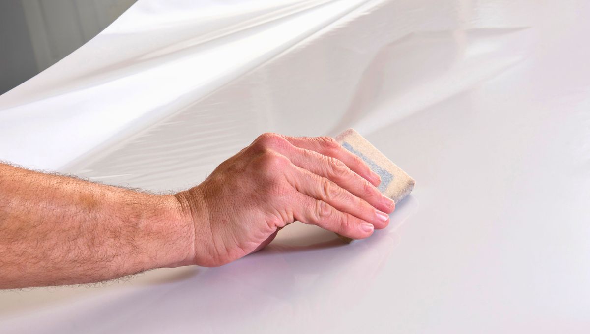 Mueve la tarjeta con cuidado para no romper el vinilo durante el proceso Mueve la tarjeta con cuidado para no romper el vinilo durante el proceso