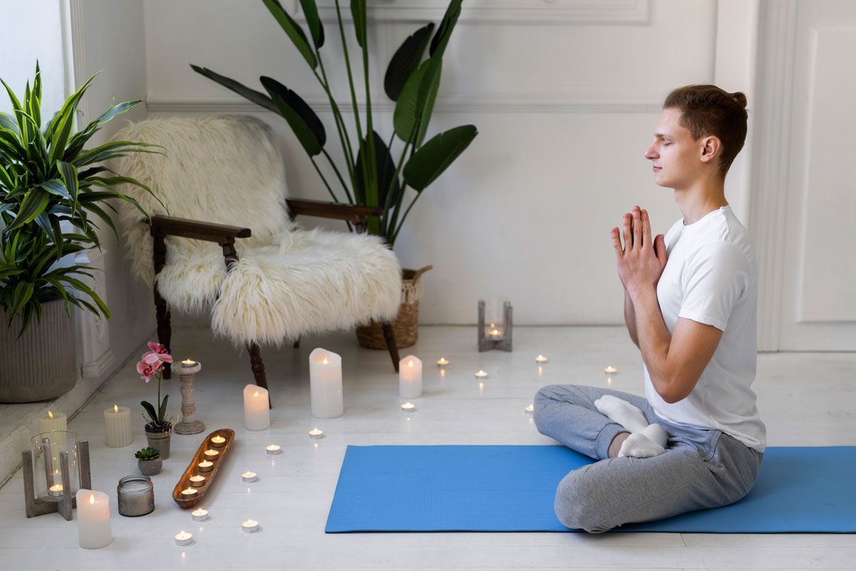 Sumar un objeto que marque intención como por ejemplo una vela, una planta, una piedra, un cuenco o una foto pueden ayudarte a “entrar” en modo meditación. Crédito: Freepik. Sumar un objeto que marque intención como por ejemplo una vela, una planta, una piedra, un cuenco o una foto pueden ayudarte a “entrar” en modo meditación. Crédito: Freepik.