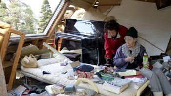 Tras un terremoto el fin de semana decenas de japoneses continúan albergados en refugios