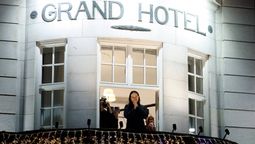 María Corina Machado al salir del balcón en el Gran Hotel en Oslo.