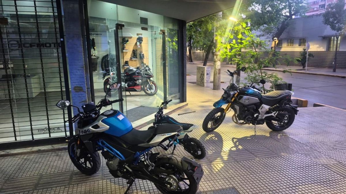 Tres de las motos que robaron los delincuentes quedaron abandonadas en calle San Martín y Colón, justo frente al Correo Argentino. Tres de las motos que robaron los delincuentes quedaron abandonadas en calle San Martín y Colón, justo frente al Correo Argentino.