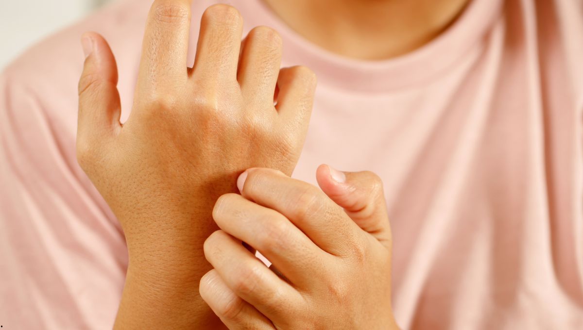 Qué significa que me pique una mano, según las creencias populares y la ciencia.