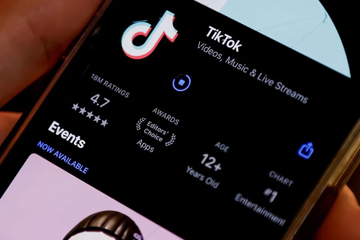 Una persona descargando la red social TikTok en su teléfono móvil en Estados Unidos. Crédito: EFE/Erik S. Lesser. Una persona descargando la red social TikTok en su teléfono móvil en Estados Unidos. Crédito: EFE/Erik S. Lesser.