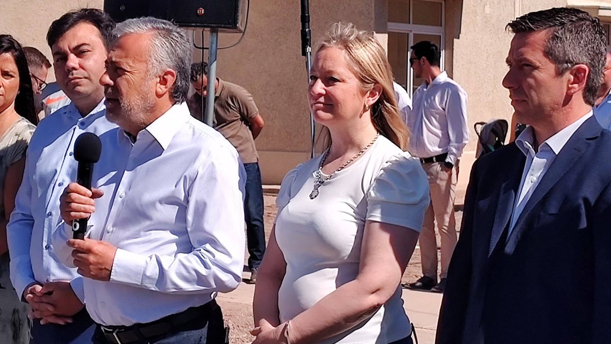 El gobernador Alfredo Cornejo y funcionarios provinciales y municipales entregaron viviendas del IPV en Las Heras.