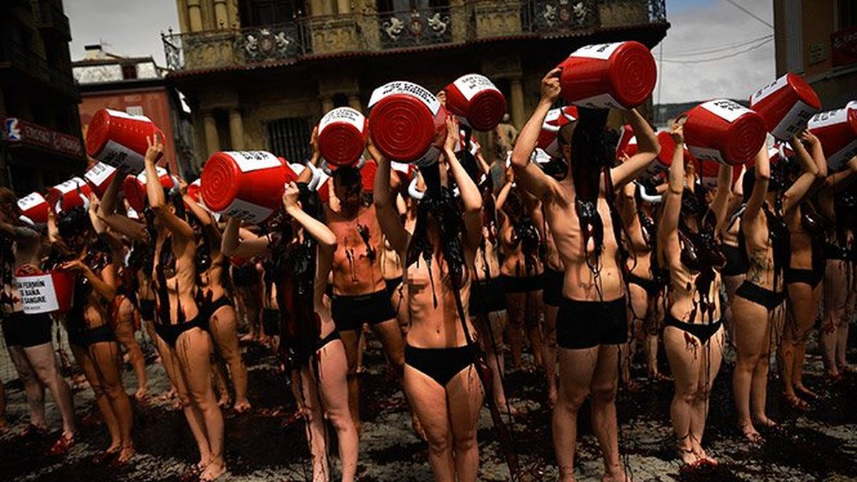 Desnudos y ensangrentados protestan contra San Fermín