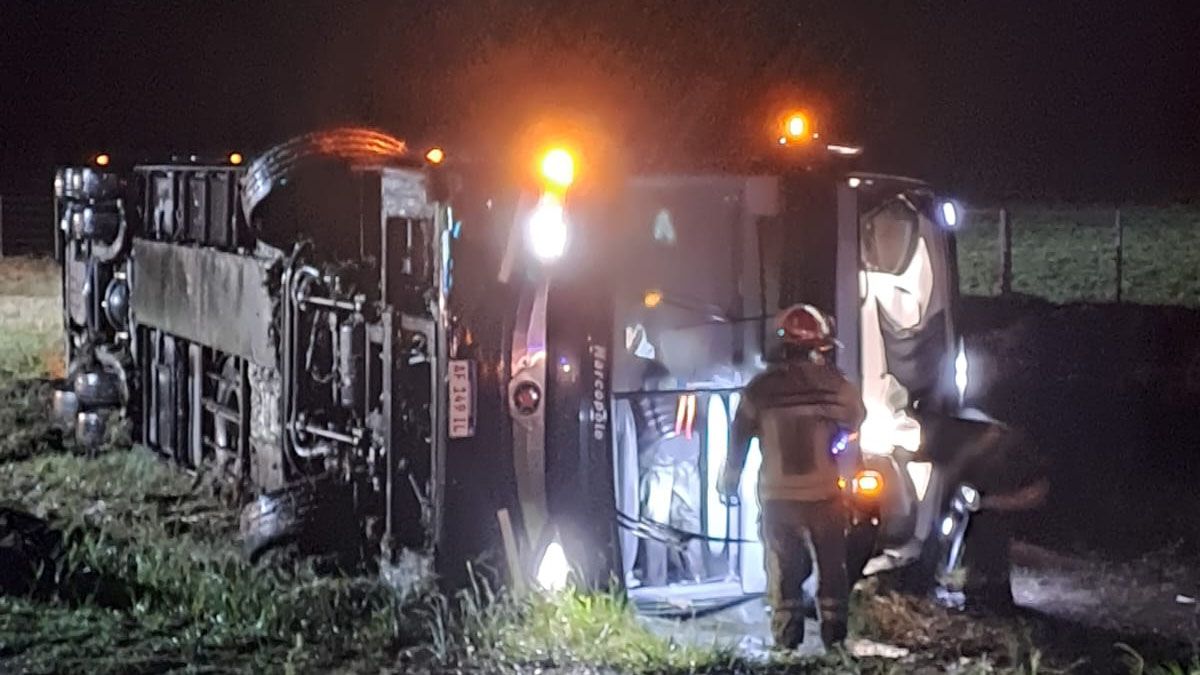 El colectivo quedó volcado de costado sobre la banquina en la Ruta 7, cerca de Rufino, en Santa Fe.