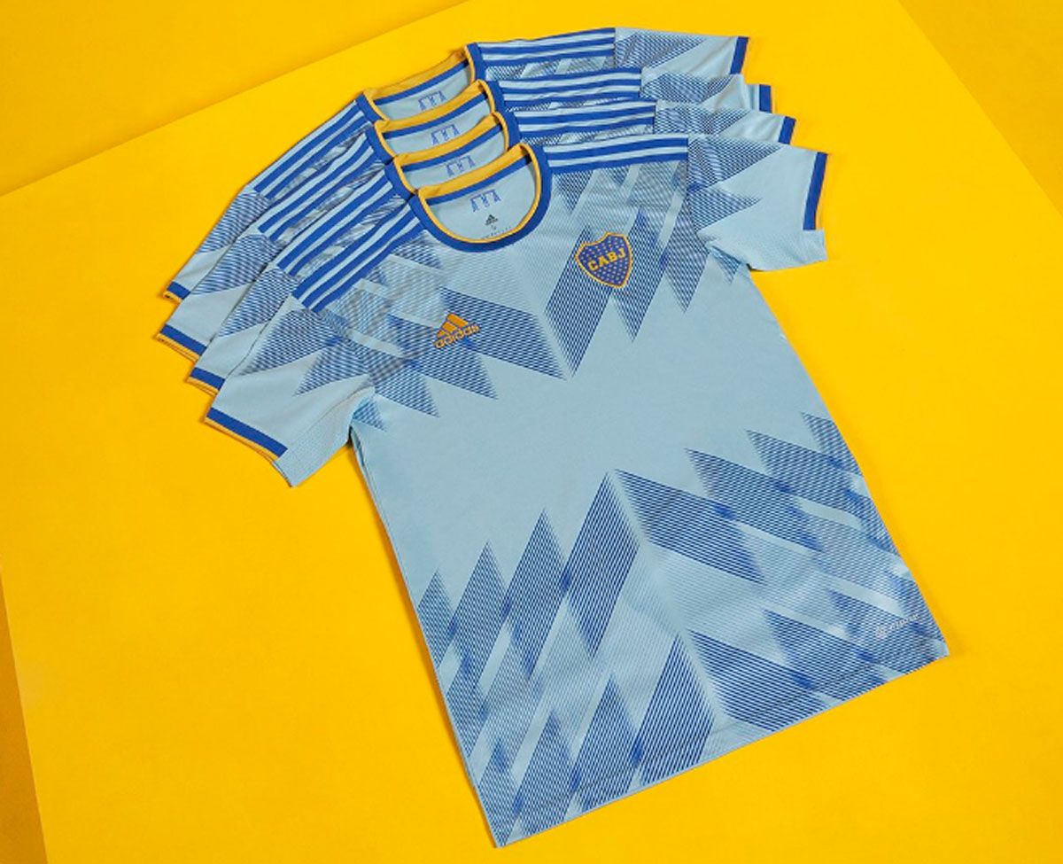 La camiseta es celeste y azul, con detalles en azul y oro