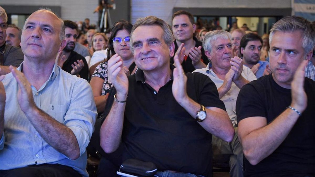 Agustín Rossi, al centro, semanas atrás en Mendoza.