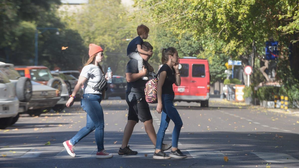 Bajaron los casos de Covid en Mendoza en una semana con aumento de positividad. En esta jornada, por el Zonda, se vieron menos abrigos en la provincia.