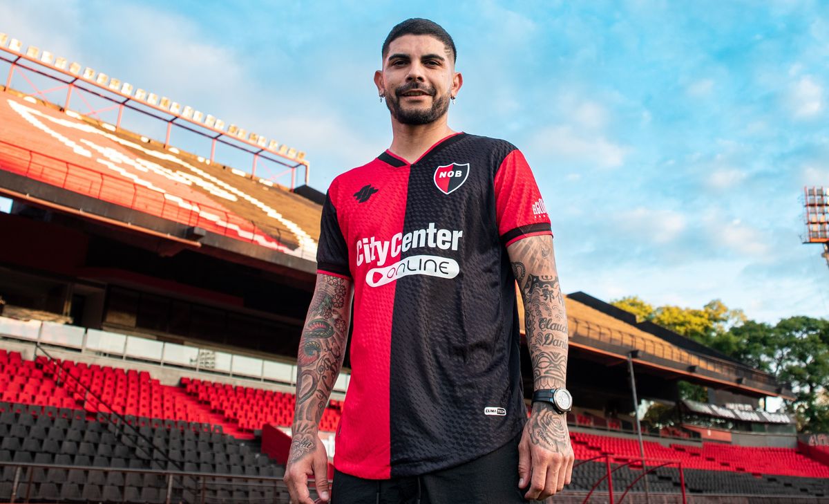 Éver Banega con la camiseta de Newells, en el Coloso Marcelo Bielsa