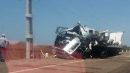 Dos personas murieron en un choque frontal entre dos camiones