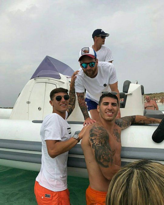 ¡A lo Forrest Gump! A Messi lo siguieron hasta adentro del mar