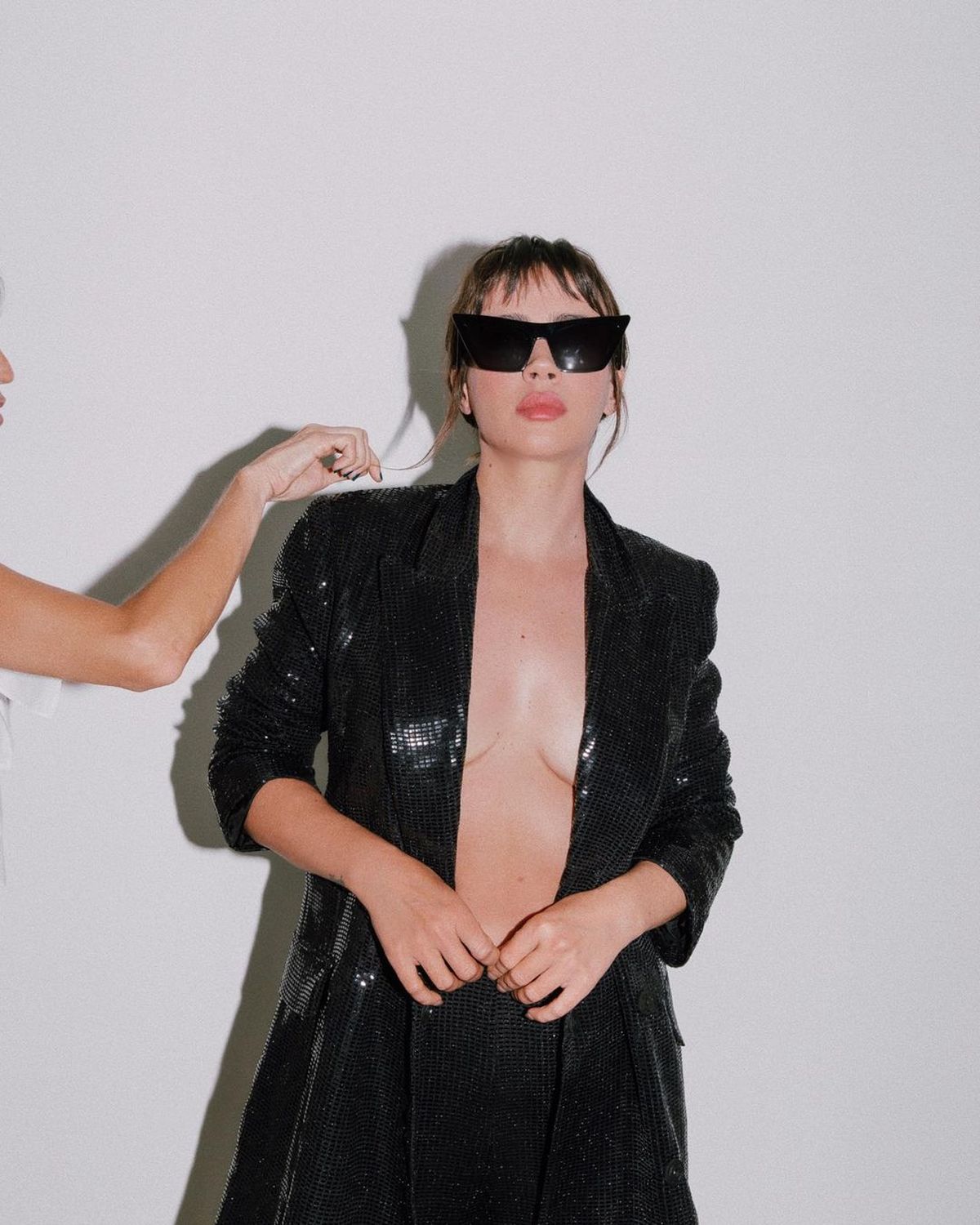 Locura por las fotos de Celeste Cid con saco desprendido y sin corpiño. Locura por las fotos de Celeste Cid con saco desprendido y sin corpiño.