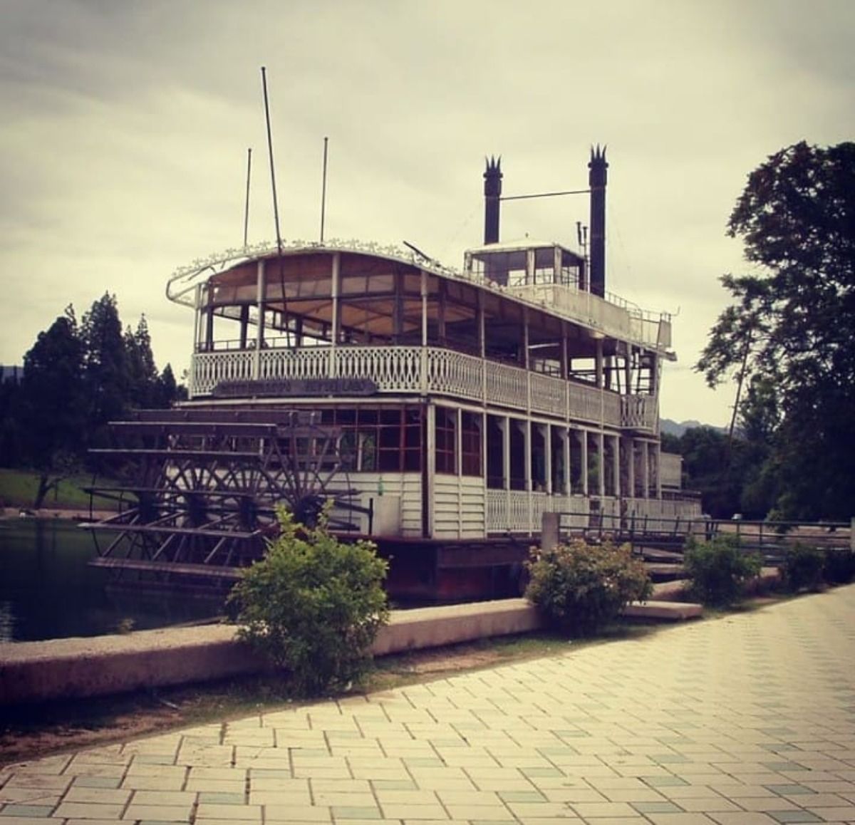 El viejo Mississippi seguía la línea de los riverboats, los pintorescos vapores que surcaban los ríos estadounidenses en el siglo XIX. Durante años fue una presencia infaltable del Parque San Martín. El viejo Mississippi seguía la línea de los riverboats, los pintorescos vapores que surcaban los ríos estadounidenses en el siglo XIX. Durante años fue una presencia infaltable del Parque San Martín.