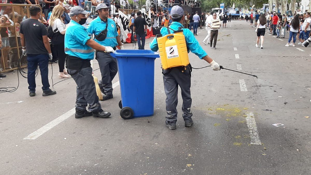 Empleados municipales fueron limpiando los desechos de caballos a medida que avanzaban.