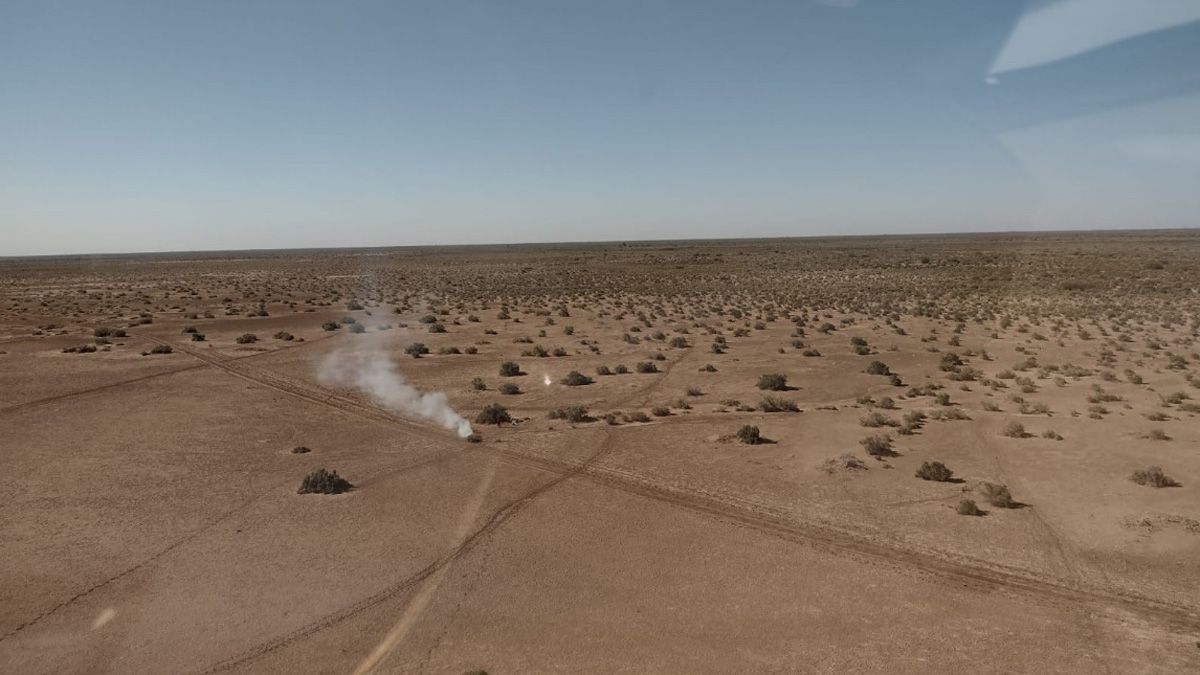  Las dos personas fueron individualizadas desde el helicóptero y fueron trasladas a la Base Cóndor, donde eran esperadas por sus familiares.