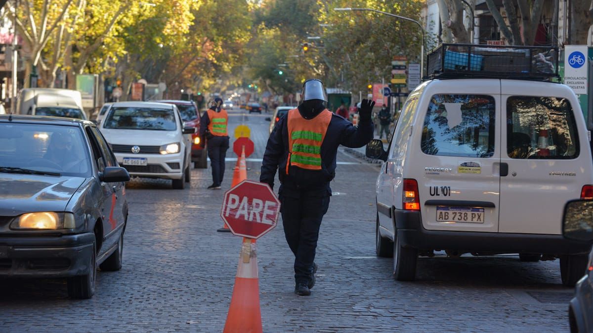 La Policía de Mendoza controla los permisos de circulación.