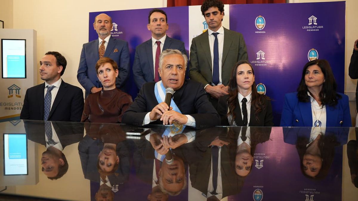El gobernador de Mendoza, Alfredo Cornejo, junto a su gabinete en la conferencia de prensa posterior al discurso de apertura de las sesiones ordinarias en la Legislatura. El gobernador de Mendoza, Alfredo Cornejo, junto a su gabinete en la conferencia de prensa posterior al discurso de apertura de las sesiones ordinarias en la Legislatura.