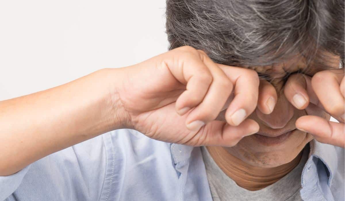 La picazón de ojos es muy común.