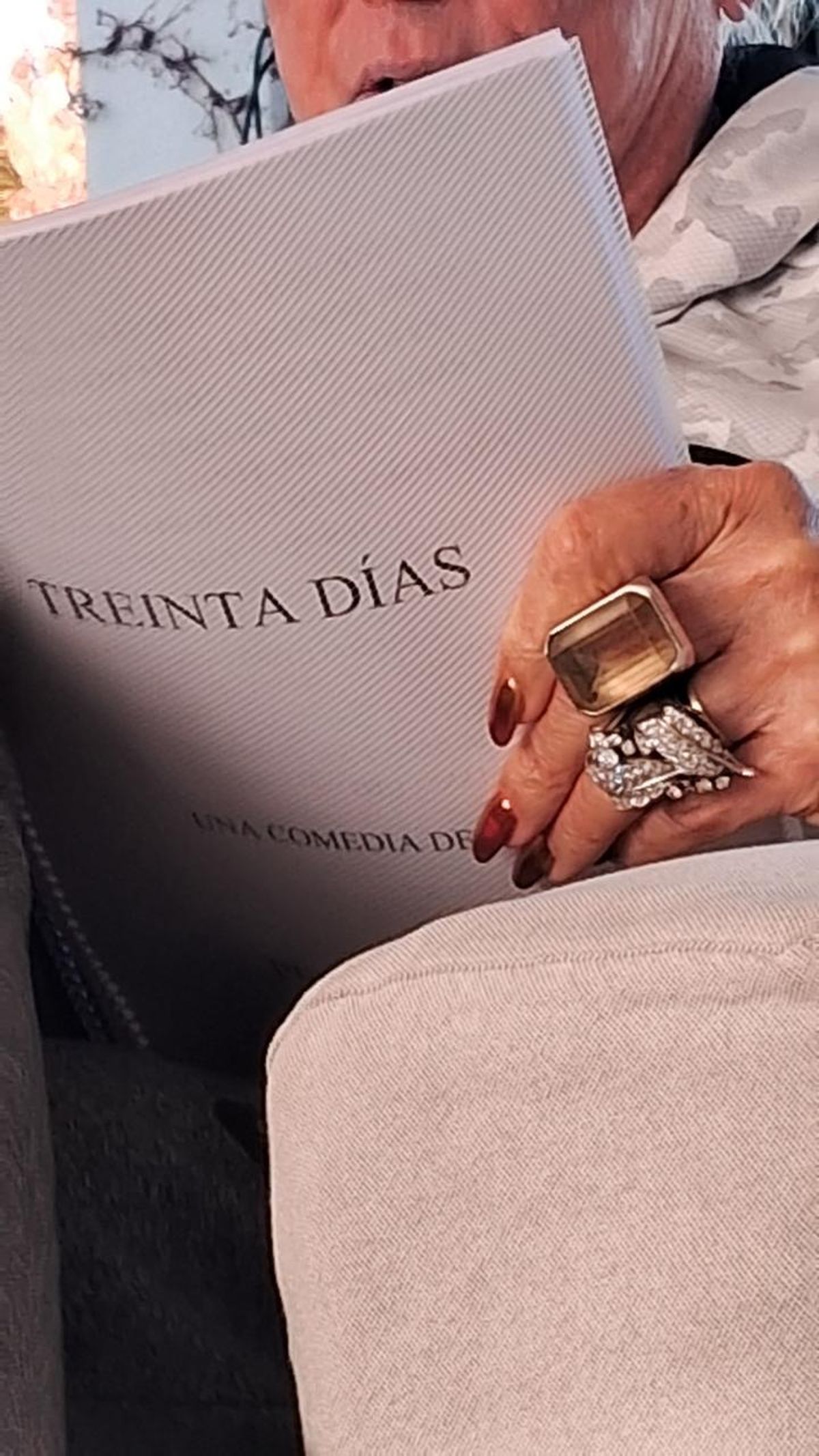 Las manos con anillos de Pepe Cibrián sostienen el texto de la comedia que escribió y que leyó en persona al elenco mendocino.