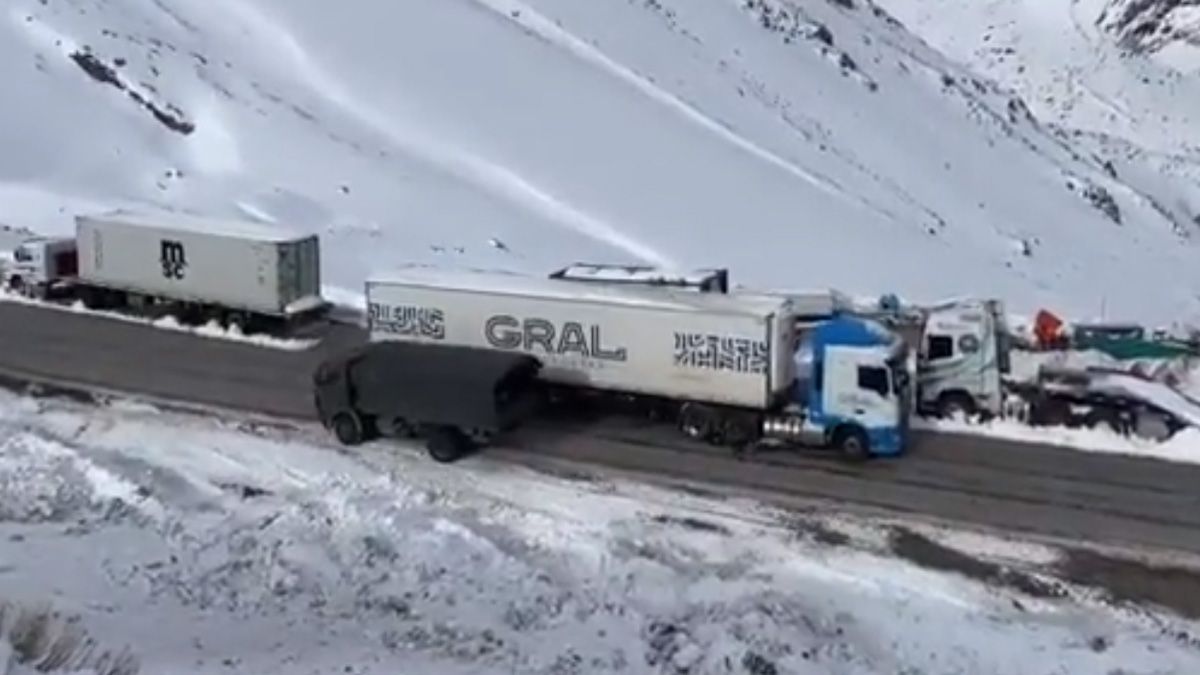 Se autorizó a 200 camiones a pasar de Chile a Argentina para empezar a descomprimir el paso internacional.&nbsp;