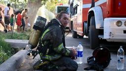 Milagros Francesconi, bombera de Guaymallén, durante el incendio de un galpón.&nbsp;