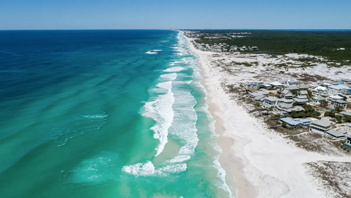Esta playa con sus arenas blancas invita a relajarse al máximo. Esta playa con sus arenas blancas invita a relajarse al máximo.