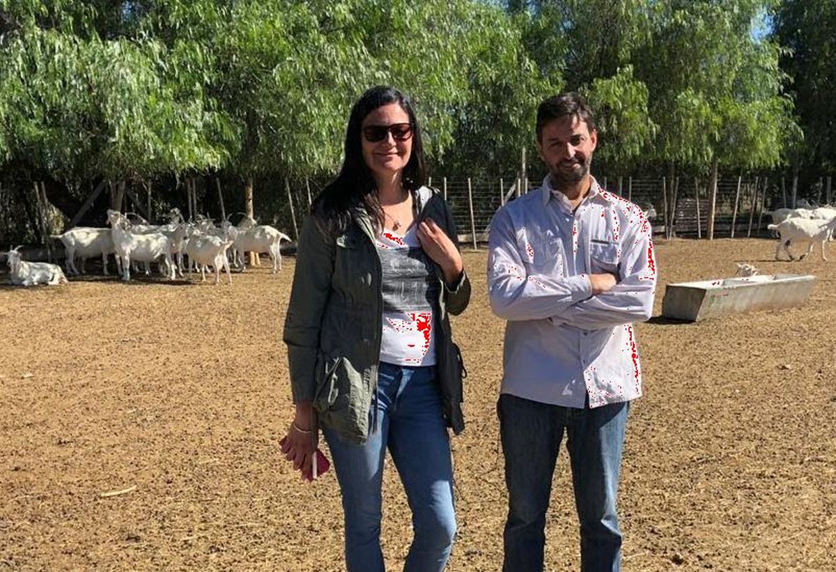 Paula Slamovits junto a su esposo Roberto Brandi dirigen la empresa de elaboración y comercialización de quesos de cabra Cabrandi, ubicada en Santa Rosa, Mendoza.