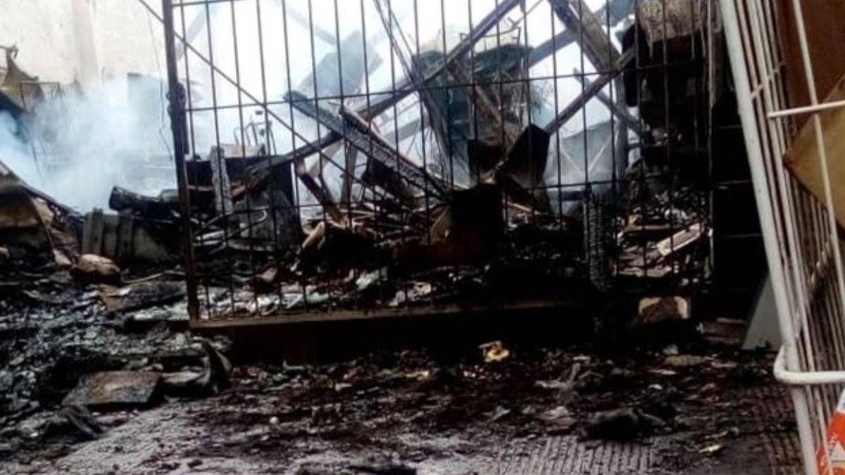 El incendio en un supermercado de Las Catitas provocó pérdidas totales. Se desconocen las causas del siniestro. El incendio en un supermercado de Las Catitas provocó pérdidas totales. Se desconocen las causas del siniestro.
