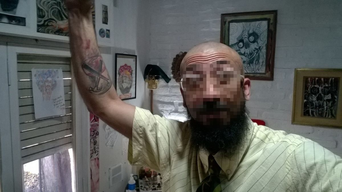 Asesinó a su abuelo. Mató a su abuelo y lo enterró en su casa.