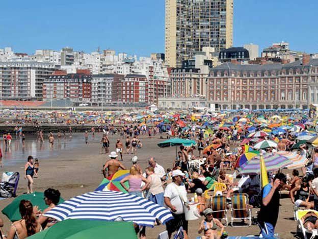 Turismo: carpas en la playa con subas del 50% y reservas de casi 100%