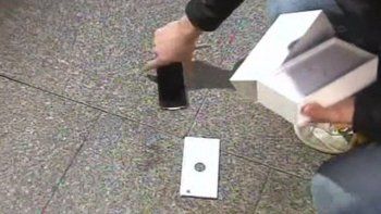 Fue el primero en comprar el iPhone 6, abrió la caja y se le cayó