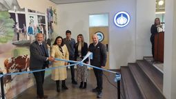 Directivos de la Facultad de Ciencias Agrarias de la Universidad Nacional de Cuyo y de la Cámara de productores de ajo, en la inauguración de la nueva oficina junto al ministro Vargas Arizu
