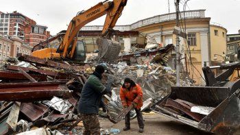 Se volvieron locos: con una excavadora derribaron quioscos y comercios ilegales en Moscú
