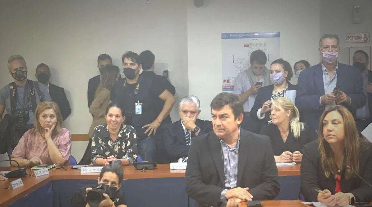Omar De Marchi junto a otros legisladores de la oposición.
